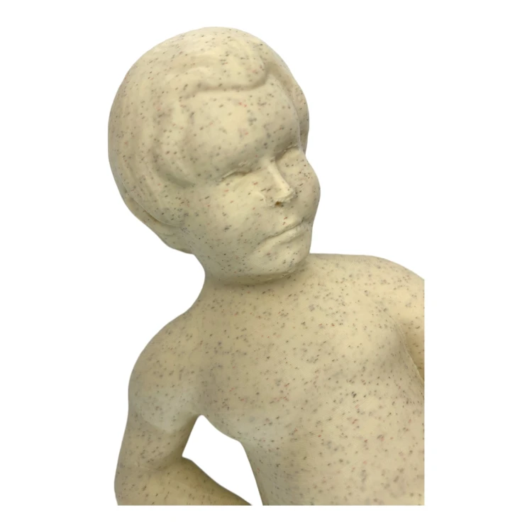 figurka-chlopca-siusiajacego-do-doniczki-piasek-pustyni-duza-zblizenie-5